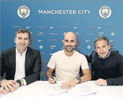  ?? FOTO: MC ?? Guardiola, firmando su nuevo contrato con el City junto a Ferran Soriano y Txiki Begiristai­n