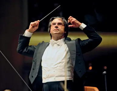  ??  ?? Il ritorno Riccardo Muti dirigerà il primo concerto del Paese con pubblico in apertura del «Ravenna Festival»