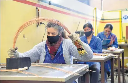  ?? NA ?? En la industria, las mujeres perciben el 65 por ciento del salario de los varones.