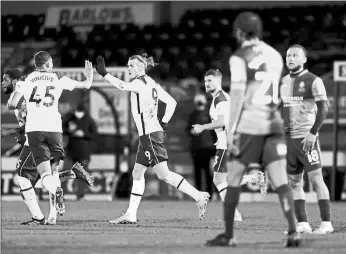  ?? Fa inglaterra ?? •
Gareth Bale (centro) celebra el gol que anotó ayer por la Copa de Inglaterra.