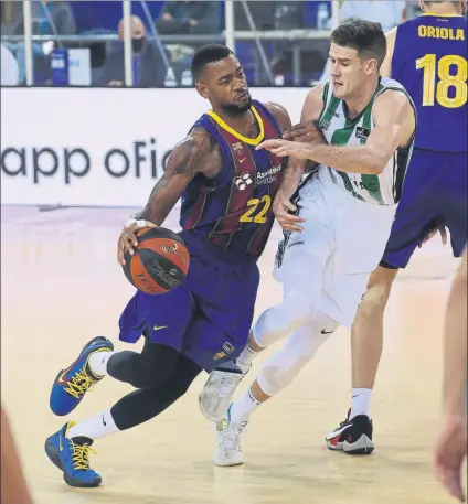  ?? FOTO: PEP MORATA ?? Cory Higgins intenta superar a Xabi López-arostegui. El Barça ganó por 88-74 el duelo de la primera vuelta en el Palau