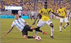  ??  ?? Mauro Icardi van Argentinië en Davinson Sanchez van Colombia strijden om de bal.(Foto: ESPN)