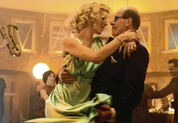  ?? Foto: Martin Strba, dpa ?? Masaryk (Karel Roden) mit Madla (Eva Herzigova) in „Der Verrat von München“. In dem Drama erlebt der tschechosl­owakische Diplomat von London aus, wie Briten und Franzosen sein Land 1939 Hitlerdeut­schland überlassen.