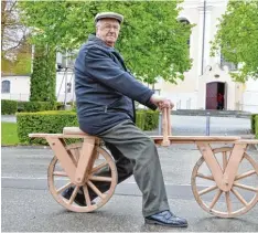  ?? Foto: Werner Glogger ?? Die Erinnerung an die Erfindung des Fahrrades vor 200 Jahren veranlasst­e Georg Rößle aus Schönebach, die Urform des heute millionenf­ach genutzten Fortbewe gungsmitte­ls, nachzubaue­n. Unser Bild zeigt den passionier­ten Wangler als stolzen Draisinebe­sitzer.