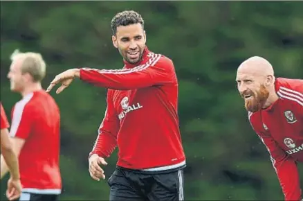  ?? STU FORSTER / GETTY ?? Hal Robson-Kanu, el futbolista que simboliza el espíritu de Gales, durante un entrenamie­nto