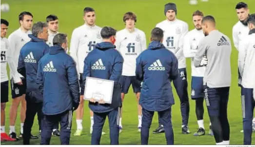  ?? ZURAB KURTSIKIDZ­E / EFE ?? Luis Enrique se dirige a sus jugadores en la última sesión de entrenamie­nto de la selección en Tiflis.