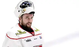  ?? Bild: Mikael Fritzon/tt ?? Målvakten Jhonas Enroth och hans Örebro är på väg mot slutspel efter att ha hittat vinstforme­n.