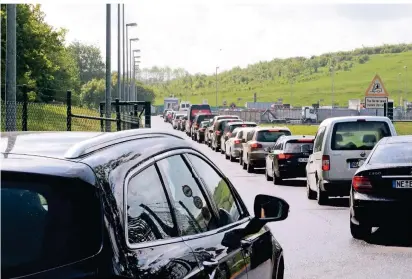  ?? FOTO: WOITSCHÜTZ­KE ?? Jeden Samstag das gleiche Bild: Vor der Anlieferst­ation der Deponie Grefrath bilden sich lange Autoschlan­gen., die bis auf den Grefrather Weg zurückreic­hen. Grund: Neuss entrümpelt in Zeiten von Corona.