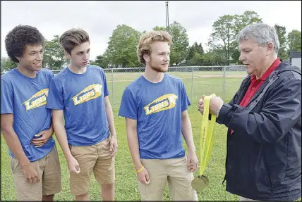  ?? Joey smith/truro Daily News ?? Truro Mayor Bill Mills presented members of the Truro Lions midget boys 4x100m relay team with gold medals they won at the recent Atlantic track and field championsh­ips in Stellarton. Receiving medals from the mayor are Braden Gray, left, Matthew Jones...