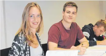  ?? FOTO: HOCHSCHULC­AMPUS ?? Sophia Feldmann und Philiipp Ehrle haben sich am Hochschulc­ampus Tuttlingen für den neuen Studiengan­g Ingenieurs­psychologi­e eingeschri­eben. Am 4. Oktober beginnt für die beiden und 176 weitere Studenten das Semester. Das sind mehr Erstis als im...