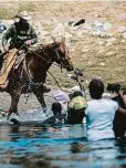  ?? ?? Problém Pohraniční­ci USA na koni, Haiťané ve vodě.