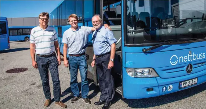  ?? FOTO: TORMOD FLEM VEGGE ?? De blå bussene er i denne omgang historie i Kristiansa­nd-regionen. Fra venstre: Oddvar Bjerland, teknisk sjef i Nettbuss, Ole Martin Roland, regiondire­ktør i Nettbuss, og bussjåfør Håkon Repstad senior. Her står de tre på bussanlegg­et på Mjåvann i...