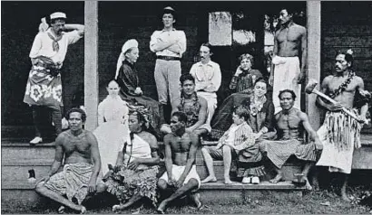  ?? . ?? Una casa en Samoa. R.L. Stevenson (centro, sentado y con bigote) junto a su familia (madre, esposa e hijos) y un grupo de nativos, que lo bautizaron como tusitala (el que cuenta historias)