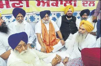  ?? SAMEER SEHGAL/HT ?? SAD president Sukhbir Singh Badal and other partymen protesting at the Heritage Street in Amritsar on Thursday.