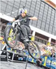  ?? FOTO: FELIX KÄSTLE ?? Danny MacAskill zeigt auf dem Freigeländ­e West, was man mit einem Fahrrad alles machen kann.