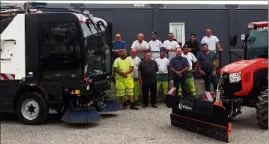  ?? (Photo Jo. B.) ?? Une partie de l’équipe technique entre les deux nouveaux engins dédiés à l’entretien de la commune.