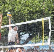  ?? FOTO: NILS WUECHNER ?? Mit dem Beachvolle­yballtag, bei dem bis zu 20 Freizeitte­ams um die Häfler Stadtmeist­erschaft spielen, beginnen am 19. Juni die Beachdays. Hier ein Szenenfoto aus dem Vorjahr.