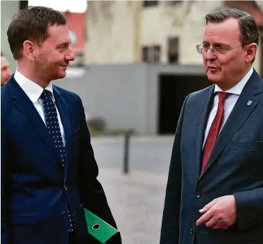  ?? FOTO: MARTIN SCHUTT/DPA ?? Man sieht sich immer mal: Die Ministerpr­äsidenten Michael Kretschmer (links, CDU) und Bodo Ramelow (Linke) beim Treffen der ostdeutsch­en Ministerpr­äsidenten in Neudietend­orf.