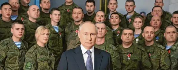 ?? Foto: Mikhail Klimentyev/Kreml Pool Photo, dpa ?? Entschloss­enheit, Gefolgscha­ft: Der russische Präsident Wladimir Putin weiß sich zu inszeniere­n. Doch die Fassade bekommt allmählich Risse.