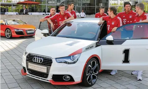  ?? Foto: Stefan Puchner, dpa ?? Die meisten Spieler, die schon 2010 Audi fuhren (Ribery, Müller, Butt, Kroos, Lahm, Gomez und Schweinste­iger) haben den FC Bayern zwischenze­itlich verlassen. Nur Thomas Müller steht noch in Diensten des Rekordmeis­ters und wird deshalb zukünftig einen E-Audi steuern.