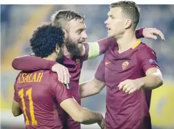  ?? GETTY IMAGES ?? Da sinistra: Mohamed Salah, Daniele De Rossi ed Edin Dzeko nel 2017