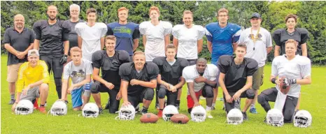  ?? FOTO: MATTHIAS JANSEN ?? Die Ausrüstung ist vorhanden und genug Spieler gibt es auch. Die Mannschaft der Newtown Lions ist seit der Gründung zu Beginn des Jahres ordentlich gewachsen. Im nächsten Jahr will das Team in der Kreisliga die ersten Spiele bestreiten. Das Wappen wurde vom Neuhauser Künstler Bernd Luz gestaltet.