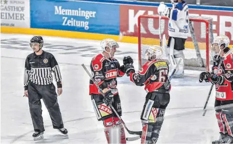  ?? FOTO: ALWIN ZWIBEL/VEREIN ?? Die Memmingen Indians freuen sich über ein Tor im Testspiel gegen Landsberg. Memmingen gewann 5:4.