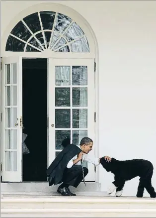  ?? GETTY ?? Barack Obama amb el seu gos Bo a la porta del despatx oval de la Casa Blanca