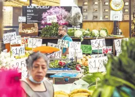  ?? ROBERTO HERNÁNDEZ ?? El jitomate y la cebolla son los productos con mayores aumentos