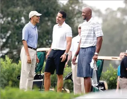  ?? DOUG MILLS/THE NEW YORK TIMES ?? Then-president Barack Obama and former Miami Heat player Alonzo Mourning (right) at the Grande Oaks Golf Club in Fort Lauderdale, Florida, on November 9, 2013.