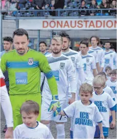  ?? FOTO: HÖRGER ?? Bis zum Sommer wird der „ewige“Holger Betz (grünes Trikot) die Ulmer Mannschaft noch auf den Rasen des Donaustadi­ons führen. Dann ist seine lange Karriere als Torhüter der Spatzen unwiderruf­lich vorbei.