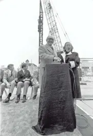  ?? JOURNAL SENTINEL FILES ?? Jane and Lloyd Pettit flip the switch to kick off Bradley Center constructi­on at a 1986 groundbrea­king ceremony.