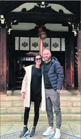  ??  ?? Iniesta y su esposa Anna Ortiz, en Kobe en una foto de Instagram.