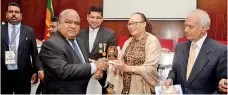  ??  ?? Eng. Walter Perera receiving the Nelson Mandela Peace Award from South African High Commission­er Robina Marks