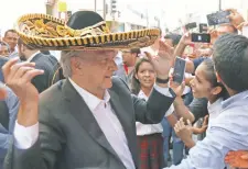  ??  ?? El presidente electo, Andrés Manuel López Obrador, se colocó un sombrero de charro durante un mitin con simpatizan­tes en León, Guanajuato.