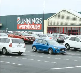  ??  ?? The car park was full last week when Bunnings Warehouse opened its new Warragul store.