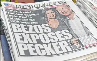  ?? STEPHANIE KEITH-GETTY IMAGES / AFP ?? Medios. The New York Post ilustró su portada de ayer con una foto en la que aparecen Bezos y Lauren Sanchez.