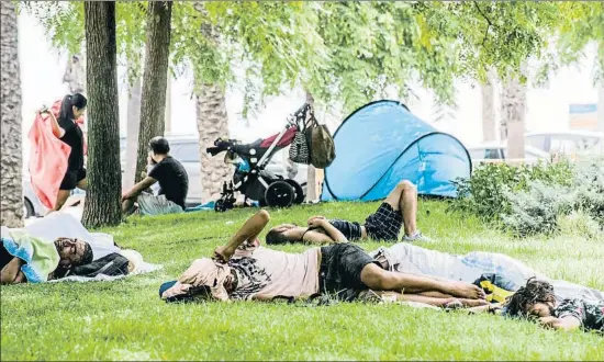  ?? XAVIER CERVERA ?? Una imagen del parque de La Catalana, donde grupos de turistas acampan al aire libre con sus mochilas e incluso tiendas de campaña