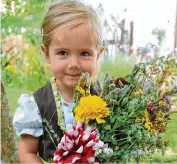  ?? Foto: Walter Kleber ?? Nach altem Brauch bringen die Gläubigen am Fest Mariä Himmelfahr­t ihre „Weihbusche­l“zum Segnen.