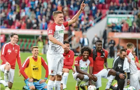  ?? Foto: Ulrich Wagner ?? Isländisch­e Stimmungsk­anone: Alfred Finnbogaso­n dirigiert nach dem 3:0 Sieg gegen Köln zum Vergnügen seiner Kollegen die Augsburger Fans.