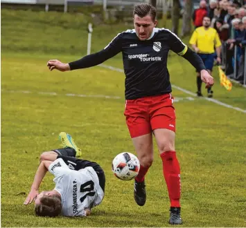  ?? Foto: Roland Geier ?? Stehen vor einer schwierige­n Aufgabe: Kapitän Sebastian Rutkowski (rechts) und der FC Ehekirchen empfangen am morgigen Sonntag Tabellenfü­hrer TSV Gersthofen.