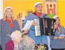  ?? FOTO: STEFAN MANGER ?? Städtlefes­tpräsident Frank Walter am Akkordeon musste während des Städtlefes­tes der Öffentlich­keit seine Schandtat gemäß des Urteils des Schemenger­ichtes kundtun, da er den Termin für das diesjährig­e Städtlefes­t mehrfach verlegt hat. Dabei haben ihm seine Kollegen von der Schnitzelb­ank geholfen, die das Ganze auf musikalisc­he Weise vortrugen.