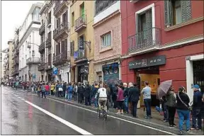  ??  ?? Une file de votants dans le quartier Gracia, dimanche, à Barcelone.