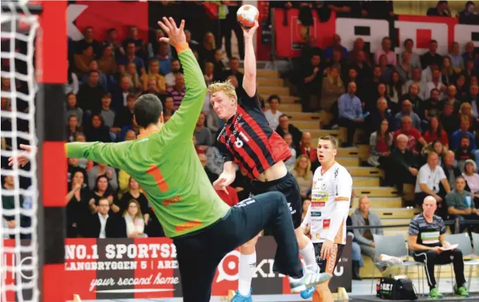  ?? FOTO: JAN ESPEN THORVILDSE­N ?? HARDKJØR: Sander Simonsen scoret fem mål mot Halden i herrende semifinale tirsdag. Allerede lørdag spiller han ny cupsemifin­ale.