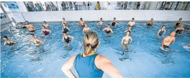  ?? RP-FOTO: ANDREAS ENDERMANN ?? Im Bilker Hallenbad „Schwimm in Bilk“sind auch die Kurse mit fachkundig­en Trainerinn­en oder Trainern sehr beliebt.