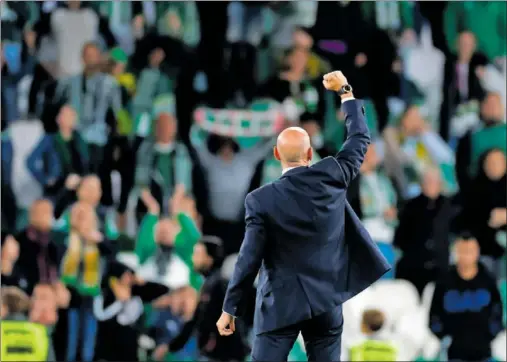  ?? ?? Monchi saluda con el puño en alto a los sevillista­s que acudieron al Villamarín a la conclusión del derbi.