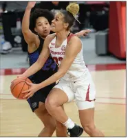  ?? (NWA Democrat-Gazette/Andy Shupe) ?? Arkansas guard Chelsea Dungee tries to drive to the basket around Florida guard Yasmeen Chang on Thursday during the No. 17 Razorbacks’ 84-80 victory over the Gators at Walton Arena in Fayettevil­le. Dungee finished with 33 points. More photos at arkansason­line.com/115uafla/.