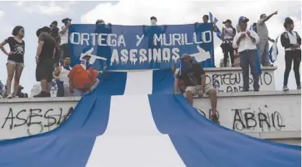  ??  ?? PROTESTA. Manifestan­tes antigubern­amentales en Managua insisten en la salida de Ortega y su esposa. (AFP)