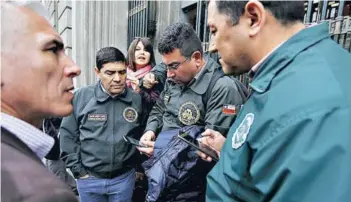  ??  ?? ► Dirigentes abandonan el Ministerio de Justicia, tras mesa de negociació­n.