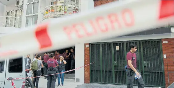  ?? EMMANUEL FERNANDEZ ?? Humahuaca 3900. El edificio donde ocurrió el femicidio, en pleno barrio de Almagro, ayer, todavía acordonado por la Policía.